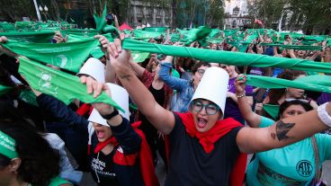 Otra masiva marcha en Rosario por el aborto legal y seguro.