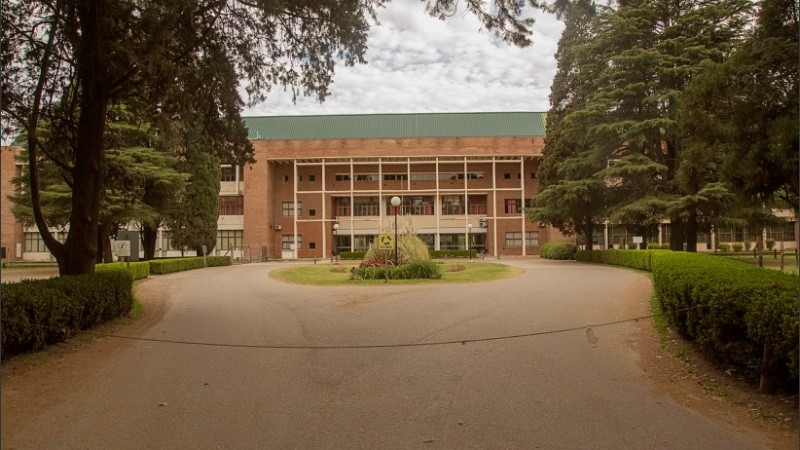La entrada a la Facultad de Ciencias Agrarias, en el corazón del Parque. 