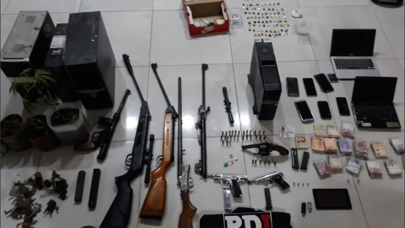 El material secuestrado en los allanamientos. 