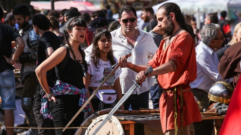 Una jornada de sábado a pleno sol en el Encuentro de Arte Medieval en zona norte.