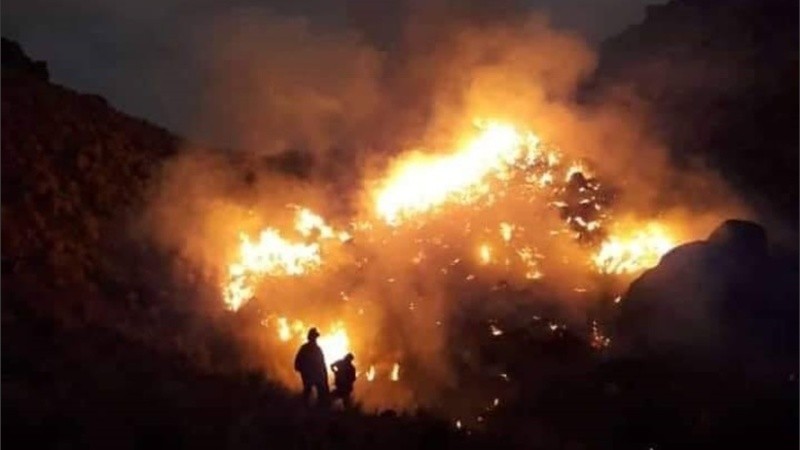 Los bomberos combaten las llamas en Villa Giardino