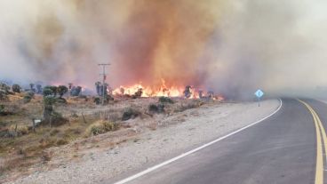 Imagen del incendio forestal en la zona de Taninga, Salsacate. Por el humo y a modo preventivo fueron evacuadas unas 10 viviendas.