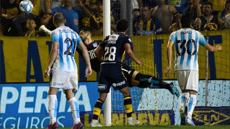 Arias vuela. El arquero de la selección chilena fue figura.