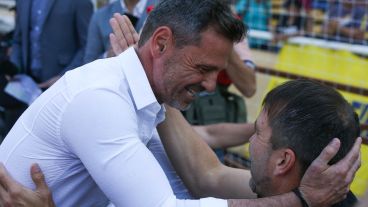 El abrazo entre el Chacho Coudet y Diego Cocca.