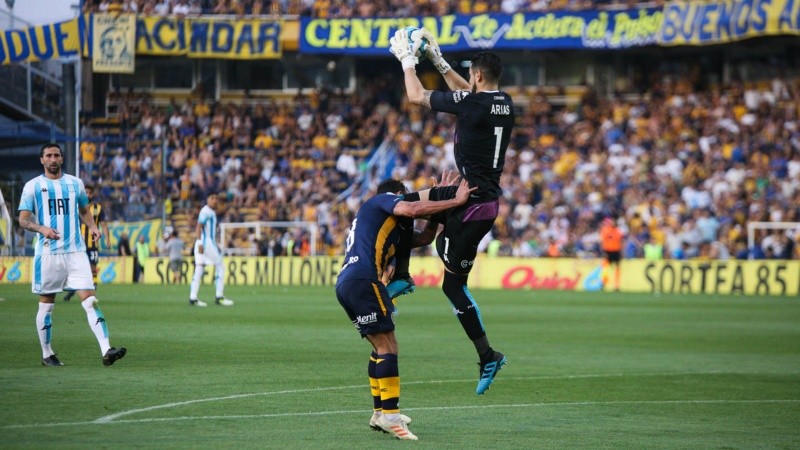 Arias tomó la pelota pero le asestó un rodillazo a Gamba. (Alan Monzón/Rosario3)