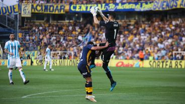Arias tomó la pelota pero le asestó un rodillazo a Gamba. (Alan Monzón/Rosario3)