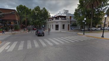 Pelea callejera en el bulevar.
