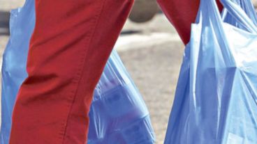 El hombre trabaja como limpia vidrios a metros de la farmacia.