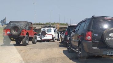Un hecho común en época de bajante: vehículos en fila para acceder a la isla.