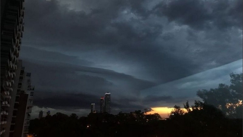 Imagen de archivo de una gran tormenta como que cae hoy en Rosario. 