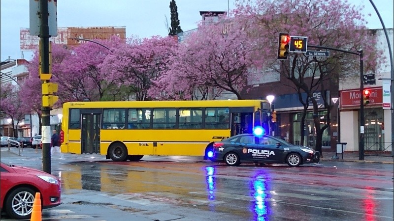 El colectivo de Rosario Bus quedó cruzado sobre la avenida. 