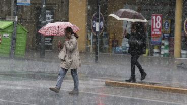 Densa cortina de agua este mediodía en Pellegrini y Sarmiento.