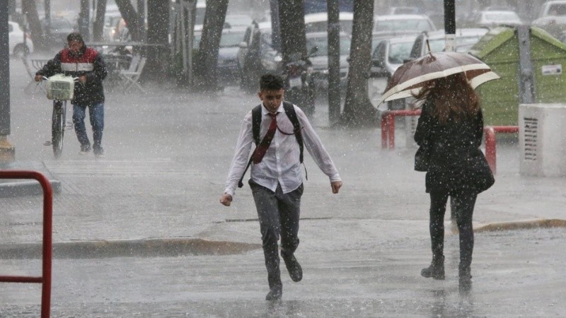 Densa cortina de agua este mediodía en Pellegrini y Sarmiento.