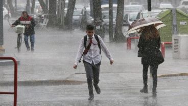 Densa cortina de agua este mediodía en Pellegrini y Sarmiento.