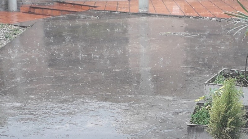 Lluvia y hielo en la zona oeste de Rosario.