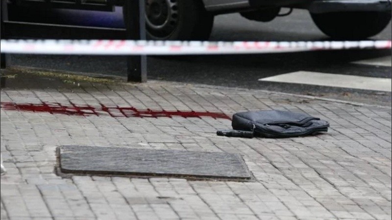 En ese tiroteo no hubo más heridos que el delincuente baleado en una pierna por la policía, antes de ser reducido en Montevideo e Italia.