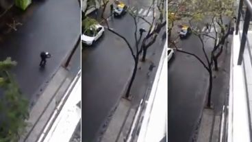 El momento en que el ladrón es cercado por los agentes policiales.