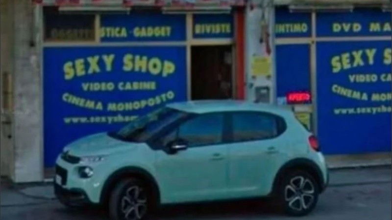 Los empleados del sex shop declararon que el turista había dejado su bicicleta estacionada en la puerta.