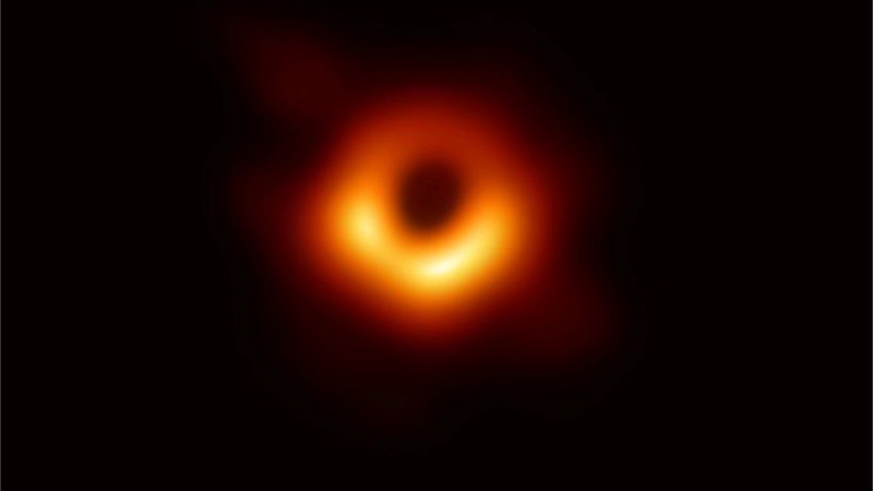 Científicos presentaron la primera imagen de un agujero negro el 10 de abril de 2019.