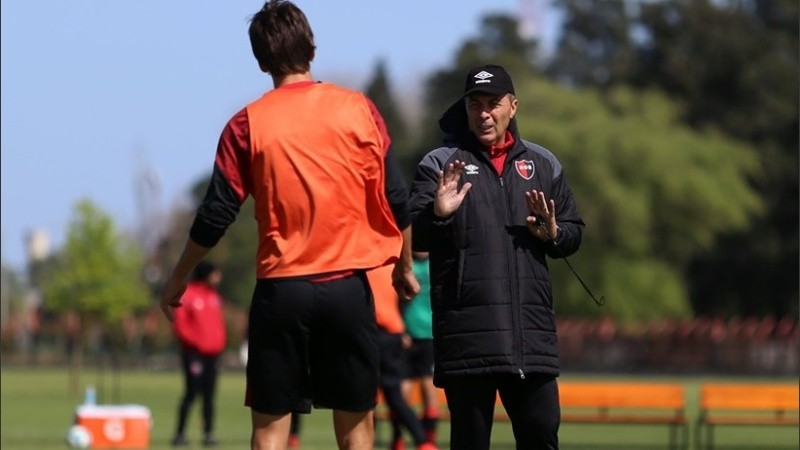 El DT leproso da indicaciones en el entrenamiento.