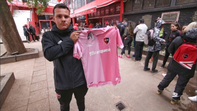Los hinchas leprosos se llevaron la casaca rosa.