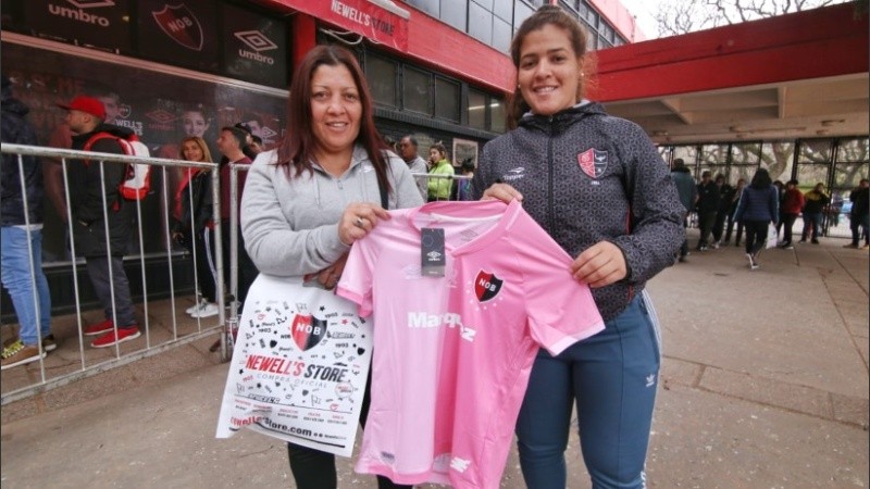 Las chicas contentas con la nueva camiseta.