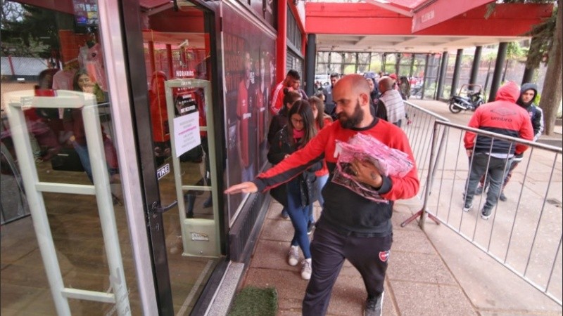 Alta demanda de la casaca rosa leprosa. 