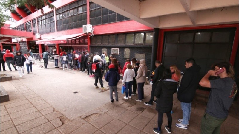 La cola, minutos antes de la apertura de la tienda oficial.