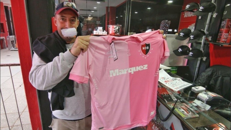 El costo de la camiseta supera los 3.100 pesos.