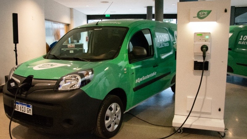 Camioneta eléctrica recargable. 