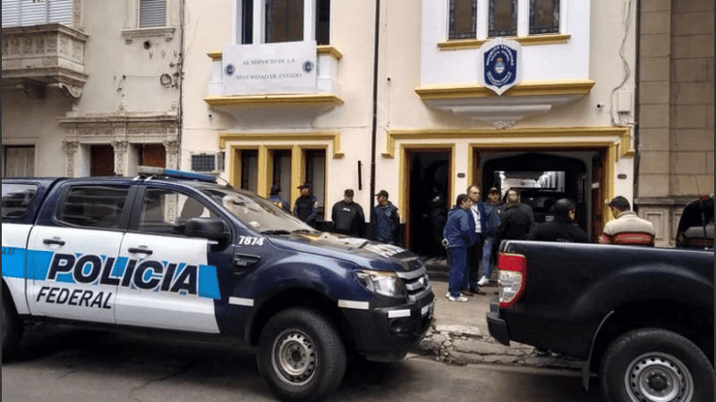 Mayo: allanamiento y detención del ex jefe Lepwaltz en Santa Fe. La imagen se repitió en septiembre.