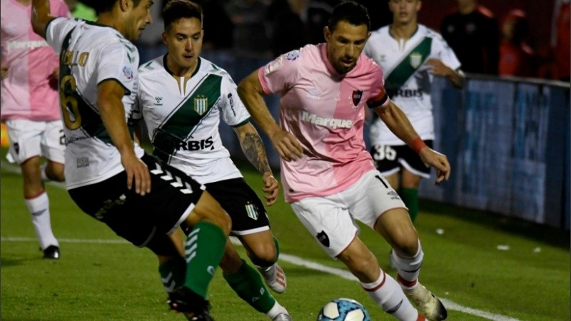 Maxi quiere pero no puede ante los defensores. A Newell's le costó.