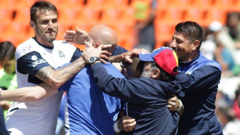 Maradona festeja sus primeros puntos desde el banco de Gimnasia.