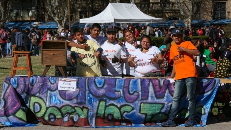 Organizaciones sociales mostraron su producción en la plaza San Martín.