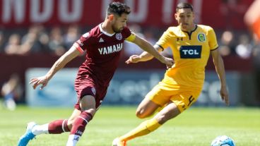 Molina marca ante Acosta en el primer tiempo.