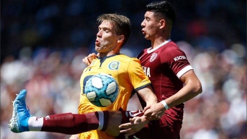 Riaño pivotea y aguanta de espaldas.