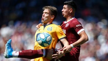 Riaño pivotea y aguanta de espaldas.