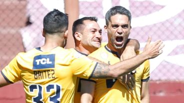 Caruzzo marcó de cabeza en el segundo tiempo.