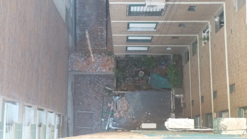 Los ladrillos cayeron a un patio interno en Mendoza al 30.