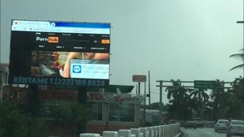 La pantalla publicitaria que emitió una película para adultos fue clausurada temporalmente. 
