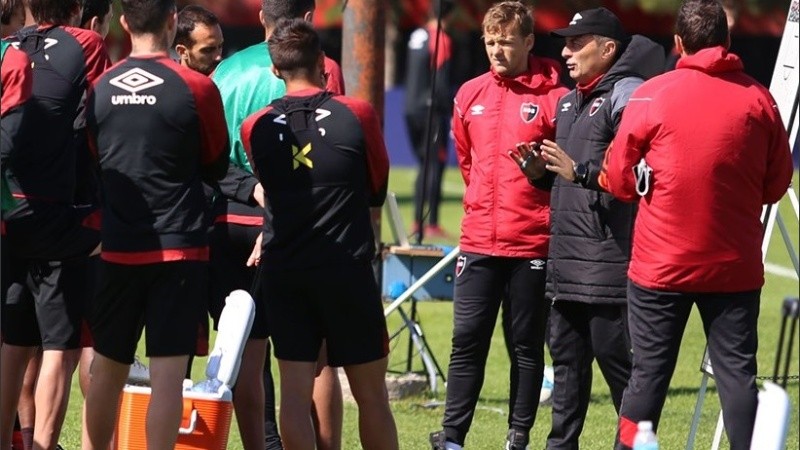 El DT leproso junto a sus dirigidos.