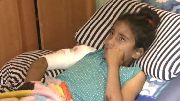 La niña se recupera de las mordeduras en el brazo.