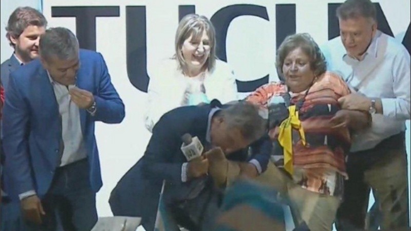 El momento en que Macri le besó el pie a la 