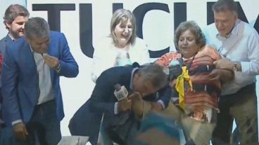 El momento en que Macri le besó el pie a la "Cenicienta".