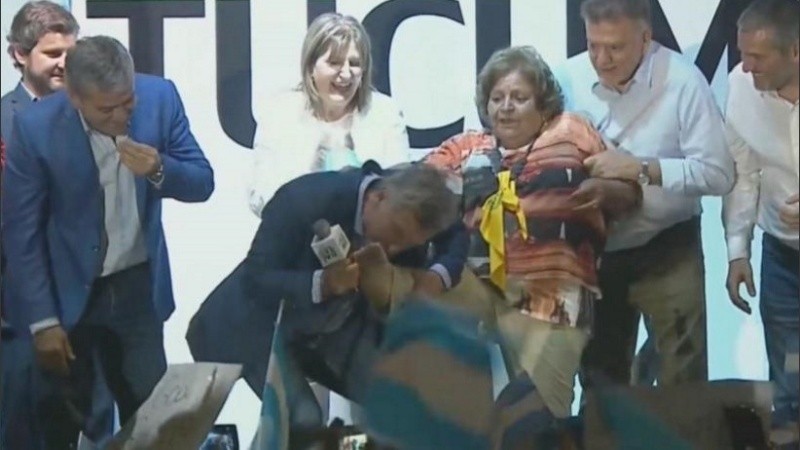 El momento en el que Macri le besó el pie a Manuela.