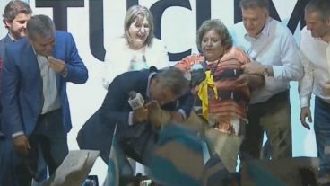 El momento en el que Macri le besó el pie a Manuela.