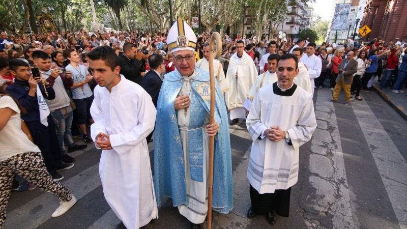 Monseñor Martín encabezó la procesión.