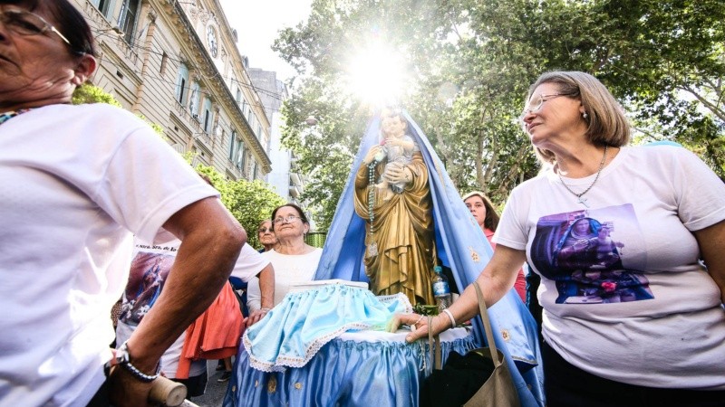 La Virgen del Rosario celebrada por los fieles.