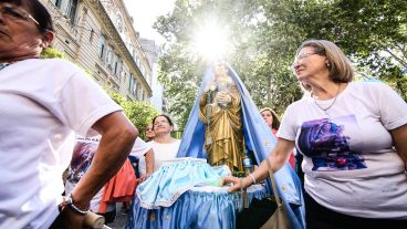 La Virgen del Rosario celebrada por los fieles.
