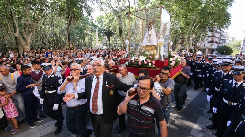 La procesión por las calles de Rosario.
